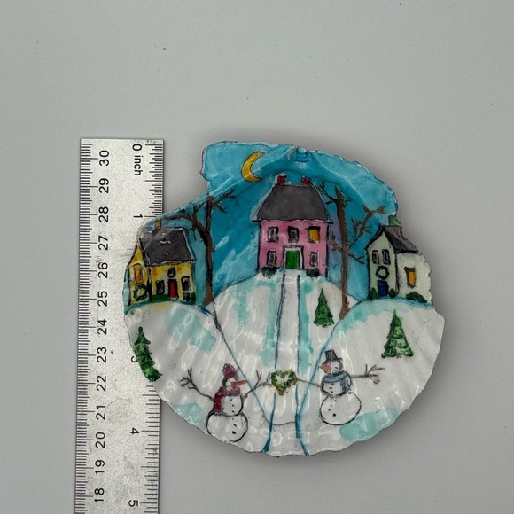 Hand painted Scallop Charming Winter Village - Picture 4 of 8
